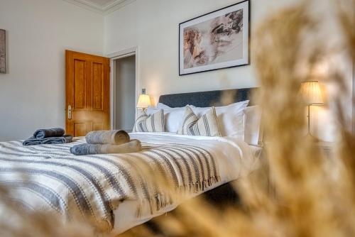 2 Bed Stunning Chic Modern Spacious Apt, Ocean Village, Southampton - Plenty of Parking - By Blue Puffin Stays