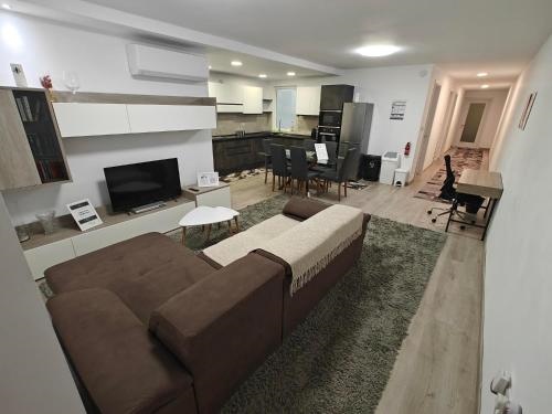 Modern Apartment with Large Outdoor Area - Sleeps 7, Close to Malta International Airport