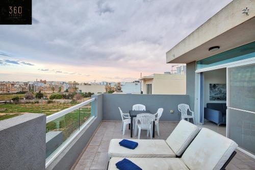Beautiful, 2BR Penthouse with large balcony + BBQ by 360 Estates