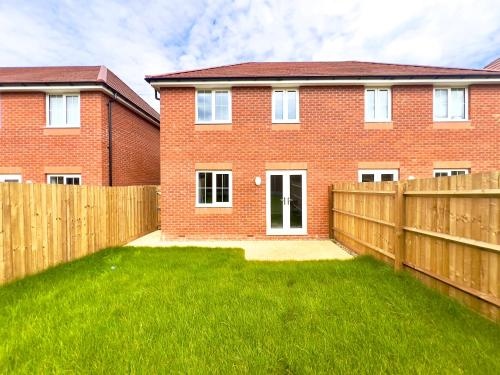 Brand New 3 BEDROOM HOUSE WITH GARDEN AND FREE PARKING