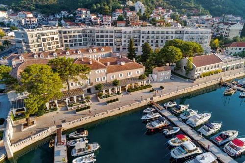 Lazure Hotel and Marina