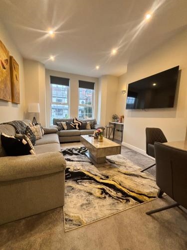 Lethbridge Villa 49 Apartment 1 Garden, Fibre WiFi, free parking