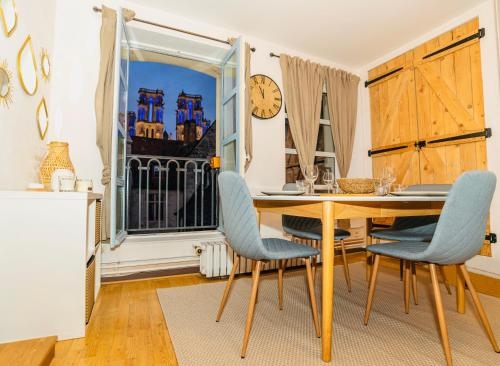 Nid Douillet la Cour du Dauphin Vue Cathedrale Imprenable