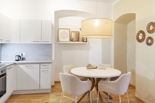 Moderne Zwei Zimmer Altbauwohnung im Stadtkern