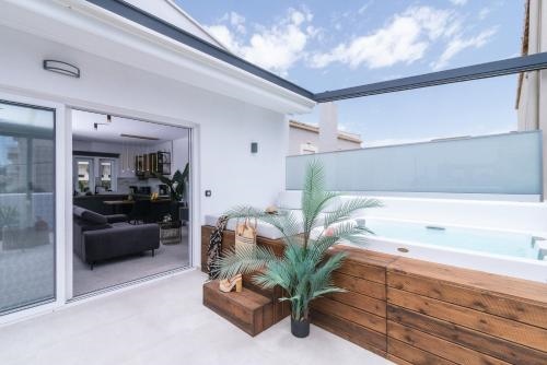 Iceberg Suite with Jacuzzi