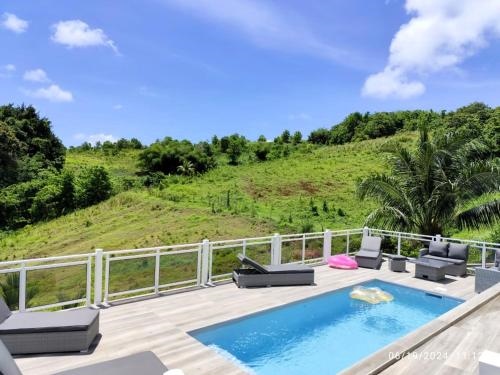 Azur bas de villa piscine vue mer