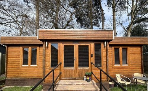 LOG CABIN living for 3-4 people in Frimley