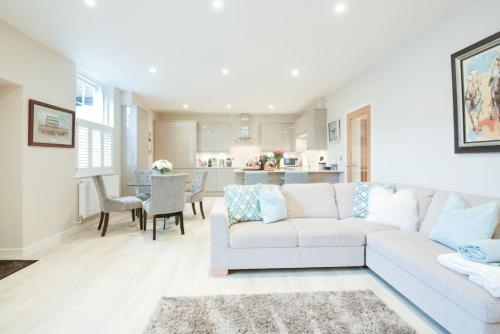 Elegant Epsom Flat in Period Building