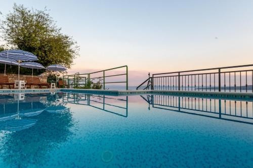 Apartments with pool Maraska