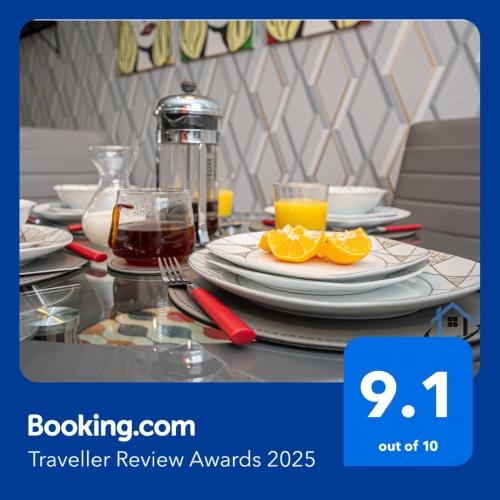 Garfield House 3 bed house sleeps 7 Nr Rushden Lakes allocated parking corporates welcome