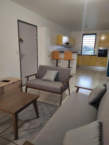 La Coraline Standing