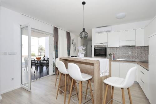 Apartments Anmalu with Jacuzzi