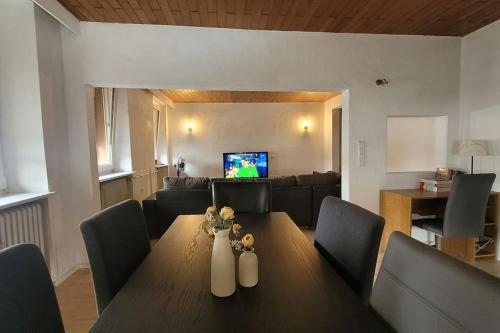 Snuggly Spacious Apartment Near Everything