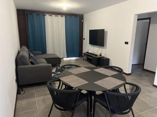 APPARTEMENT T3 COSY et PAISIBLE avec JARDIN a REMIRE-MONTJOLY