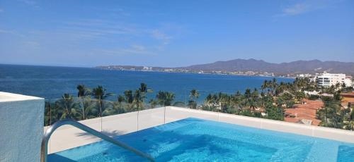 Amazing 2 bedroom condo in Golden Zone steps away from the ocean