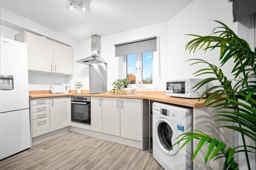 Modern 2 Bedroom Apartment - Secure Parking - Fast WIFI - Top Rated - 53C