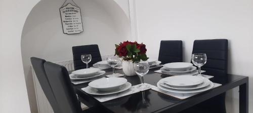 Stylish and homey 3 bedroom house with free parking & Wi-Fi