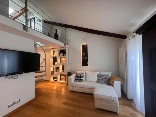 Acadamis - CIELO NELLA STANZA