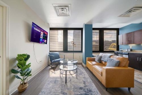 1B1B Cozy Chic in DT Pittsburgh 24 7 Valet Gym Lounge Roku
