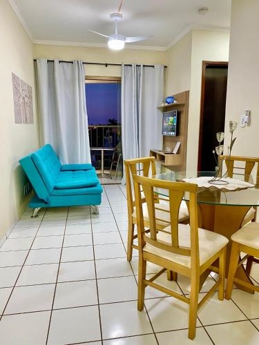 Apto charmoso na V Planalto perto Shopping com 2 Quartos de Casal ArCond Wifi Fibra Home Office e Garagem em Dourados