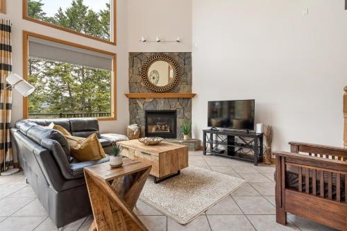 Chateau Lawrence, Pool Table, Kids' Gaming Room