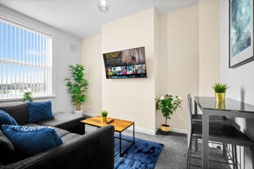 Two Bedroom Apartment - Single Beds - Accommodates 3 - Street Parking - Top Rated -WBB