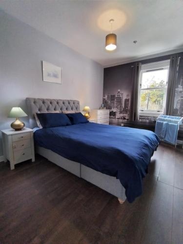 Cosy 2 BDR Apartment & 15 minutes to Edinburgh by train & Free Parking