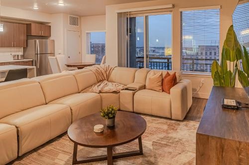 Capital Views 2BR 2BA Pool,Gym,Convention Centre