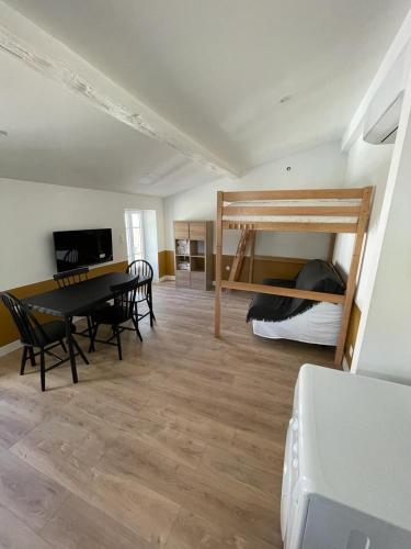 Studio refait a neuf avec cuisine equipee R2