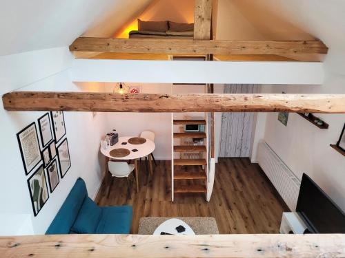 Modernes 1-Zimmer-Apartment mit Galerie-Schlafkoje im skandinavischen Stil