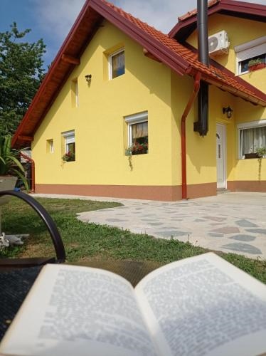 Njih tri Jelova gora