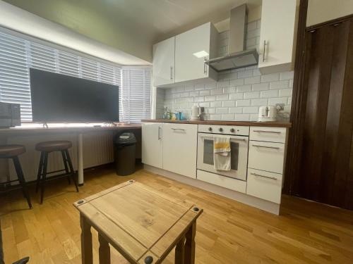 2 Bed Flat near Heathrow Airport & Elizabeth Line with Parking