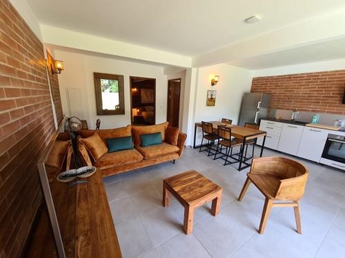 Shikoa Sobole - Le Morpho et l'Ara