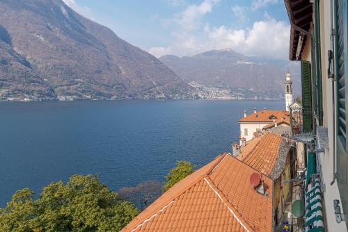 Bright apartment in Nesso with Lake view