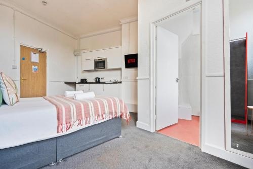 Cosy, chic studio in Dudley with Parking & Netflix