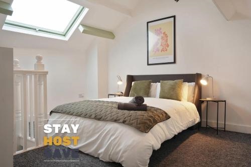 Modern 2 Bed Apartment in Hillsborough with FREE Secure Parking - Hosted by Stay Host Save