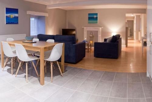 Esgair Llyn Luxurious stone barn conversion