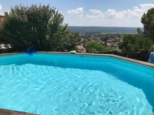 Appartement sur la colline avec acces piscine