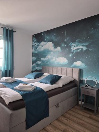 Luxsuite Still und Komfort 2 Balkon Elektrogrill Tischfussball TV-75 Zoll