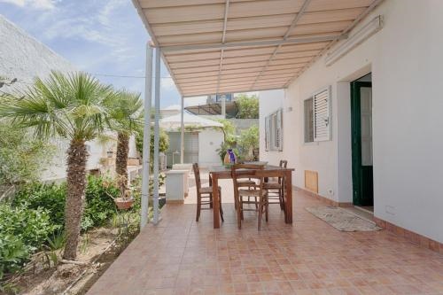 Dreamy Apartment with Veranda, Pool and Parking