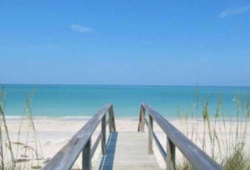 Charming Studio Unit Across from Lido Key Beach