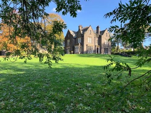 Luxury Attic Studio, heart of Uppermill, Saddleworth