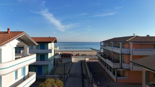 Trilocale con terrazzino a 30mt dal mare di Fano - F005
