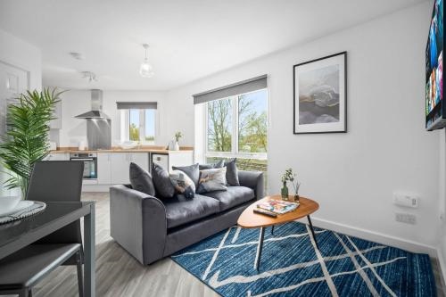 2 Bedroom Deluxe Apt - Off-Street Parking - Wifi - Netflix - 54C