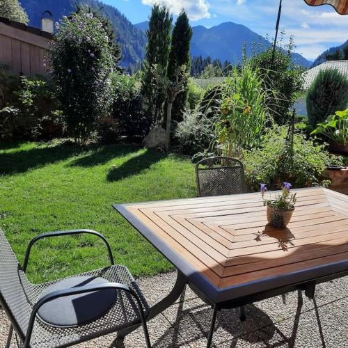 Ferienhaus Ferienwohnung Weitblick mit Garten und malerischem Bergpanorama