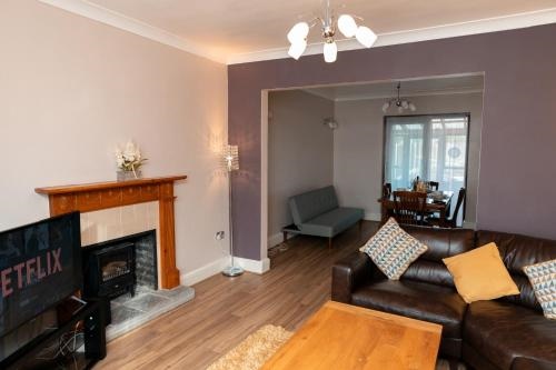 New Spacious 3Br Sleeps 6 With Free Parking Wi Fi and Netflix