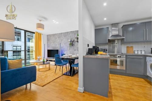 2 Bedroom Greek Street Apartment - Sleeps up to 6