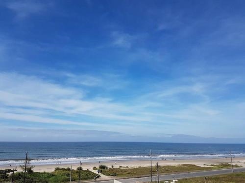 Ensolarado apto com vista para o mar