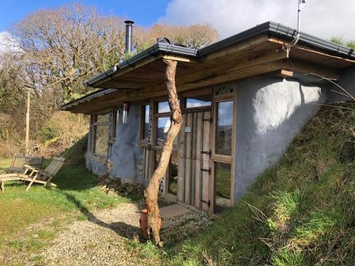 Rabbits 1or 2 bedroom hobbit style hillset earthen dartmoor eco home