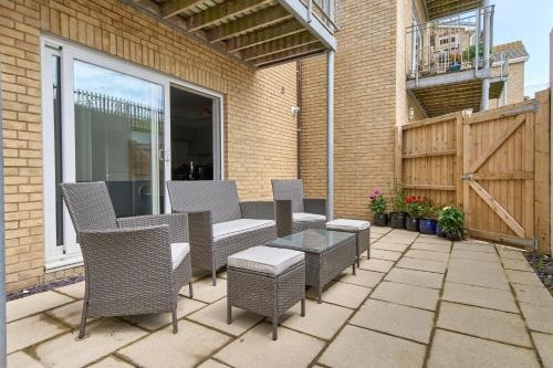 Beautiful 3 Bed Apartment In Bonchurch - Nr Ventnor - Large Outside Terrace & Parking - Dog Friendly - The Perfect Choice For Couples, Friends, Families - 5 Mins To Beach